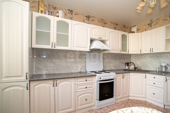 
   Продам 3-комнатную, 76.9 м², Петухова ул, 14/5

. Фото 2.