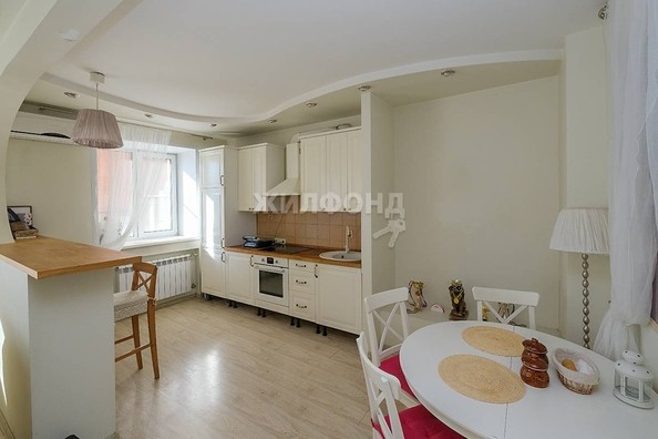 
   Продам 3-комнатную, 117 м², Красный пр-кт, 232/1

. Фото 2.