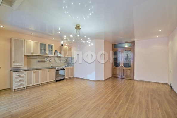 
   Продам 3-комнатную, 90 м², Лебедева ул, 5а

. Фото 2.