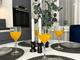 Снять двухкомнатную квартиру Алексеева ул, 52  м&sup2;, 4725 рублей