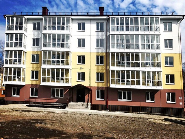 Новостройку возле парка достраивают в центре Новокузнецка